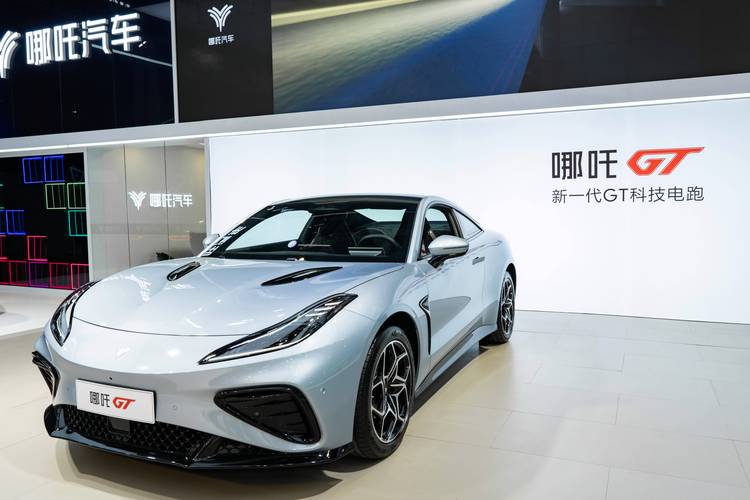 东莞18哪吒汽车在智能汽车领域的表现，领途汽车在新能源汽车市场中的影响力